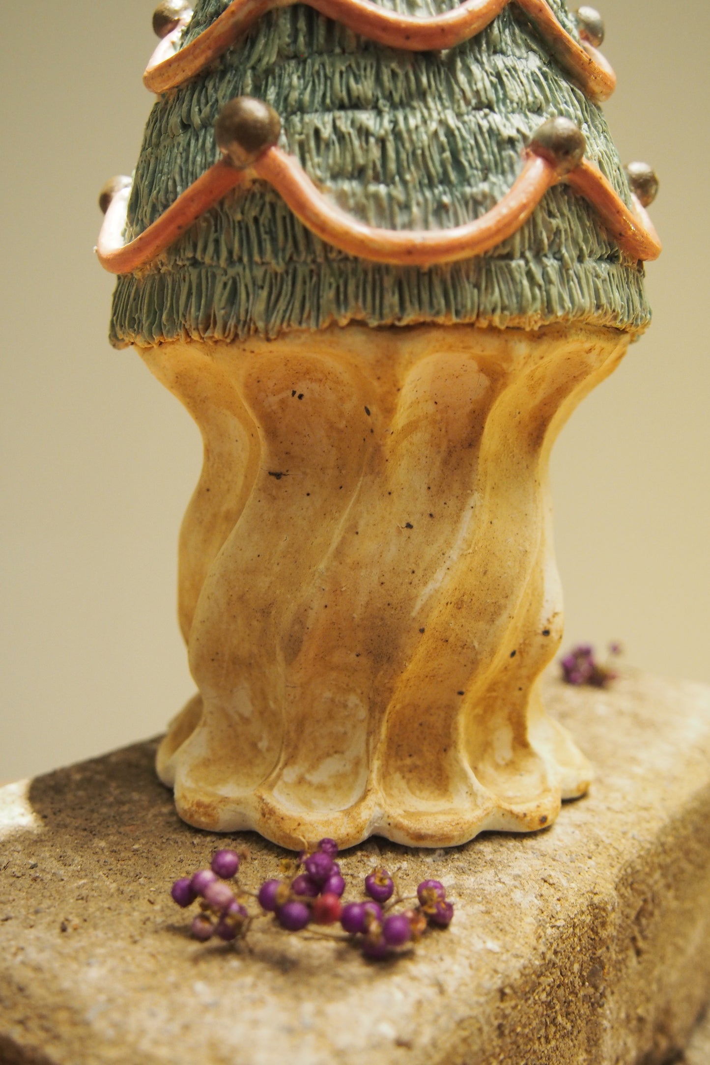 close up look of the pot. painted with underglaze only. pot contains cracks. kindly contact me to view clear image or video.